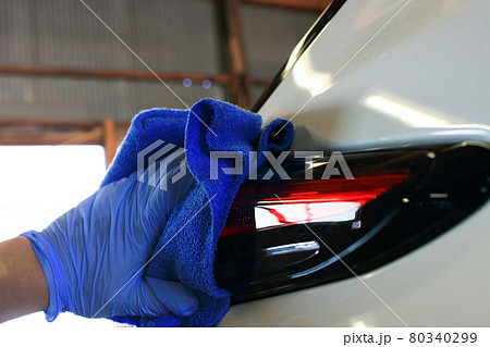 洗車後のボディの拭きあげ 80340299