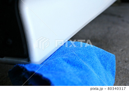 洗車後の下回りの吹き上げ 80340317