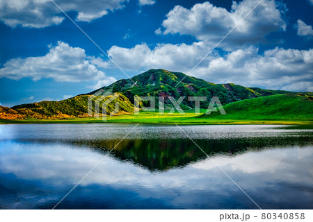 Beautiful green mountains in front of a large lake 80340858