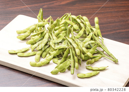 枝つきの枝豆　緑黄色野菜　夏野菜　エダマメ 80342228
