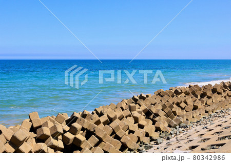 海岸のテトラポッド 海岸のテトラポッド 80342986