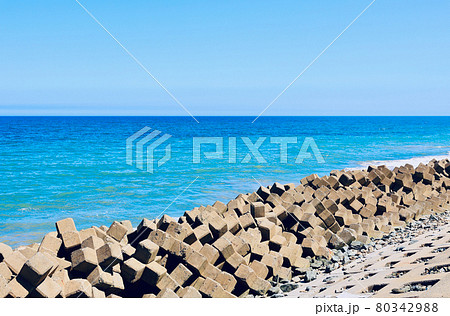 海岸のテトラポッド 80342988