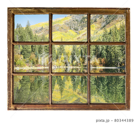 Mountain lake with fall colors 80344389