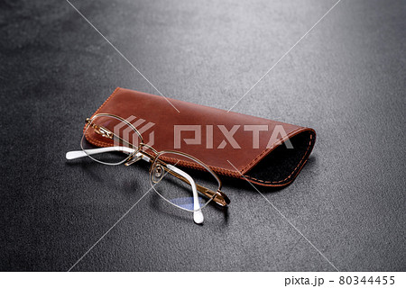 Beautiful brown case made of leather designed to store glasses 80344455