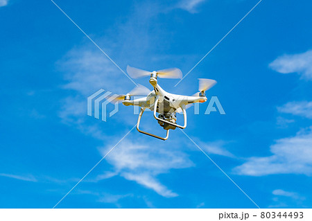 ドローンと青空 ドローンと青空 80344493
