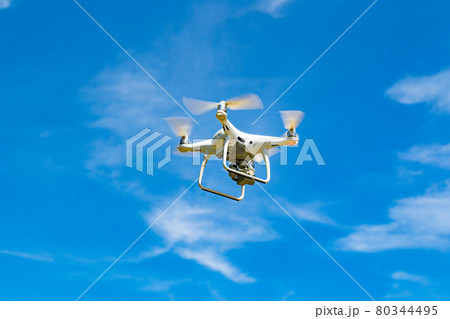 ドローンと青空 ドローンと青空 80344495