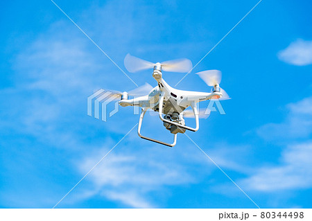 ドローンと青空 80344498