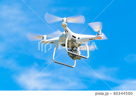 ドローンと青空 80344500