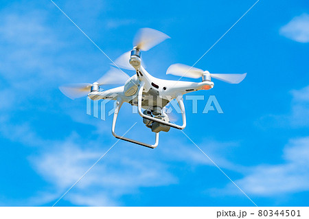 ドローンと青空 80344501