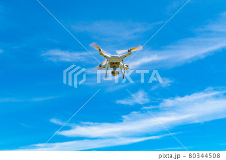 ドローンと青空 80344508