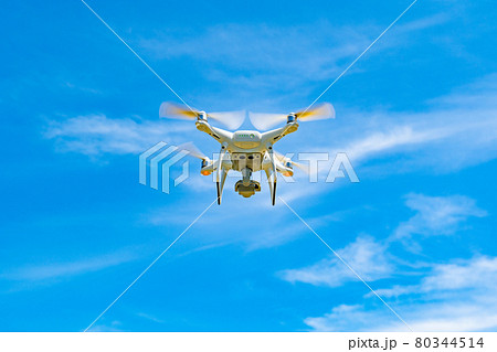 ドローンと青空 ドローンと青空 80344514