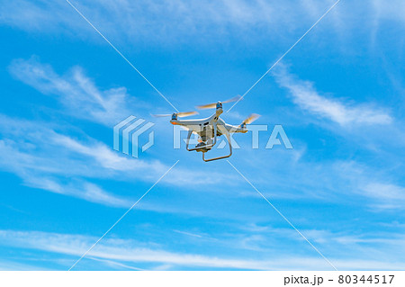 ドローンと青空 ドローンと青空 80344517