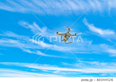 ドローンと青空 80344526