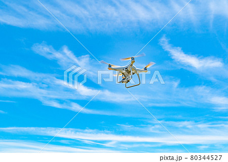 ドローンと青空 80344527