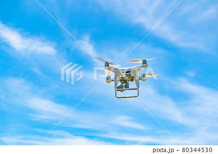 ドローンと青空 ドローンと青空 80344530