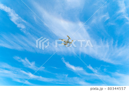 ドローンと青空 ドローンと青空 80344557
