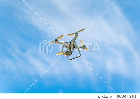 ドローンと青空 ドローンと青空 80344561