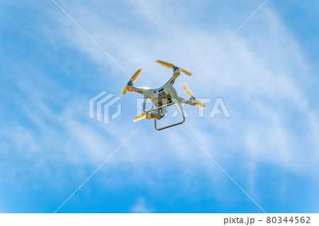 ドローンと青空 ドローンと青空 80344562