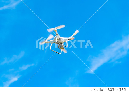 ドローンと青空 ドローンと青空 80344576