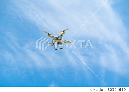 ドローンと青空 80344610