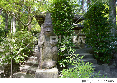 猿丸神社 石猿と拝殿 京都府宇治田原 猿丸神社 石猿と拝殿 京都府宇治田原 80345685