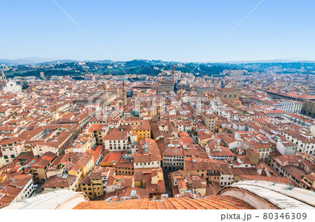 フィレンツェ　ドゥオーモから眺める旧市街の町並み 80346309