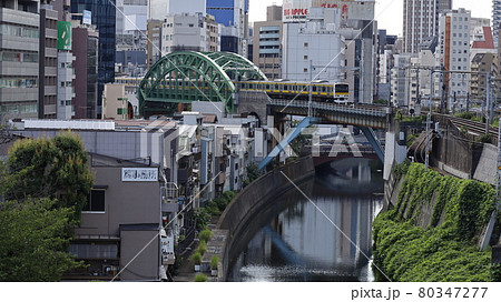 東京都千代田区にある松住町架道橋、神田川橋梁を走行するJR総武線の電車の写真素材 [80347277] - PIXTA