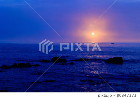 磯崎海岸の日の出　朝靄の日の出 80347373