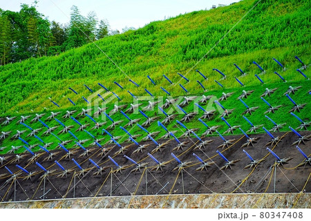 河川改修工事て法面工事現場 80347408