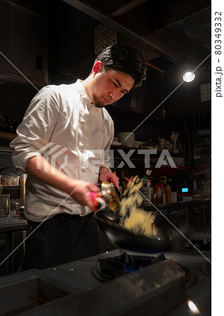 レストラン 料理人 調理 80349332