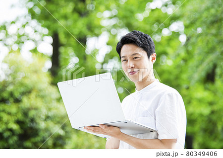 男性　テレワーク　ワーケーション　真剣 80349406