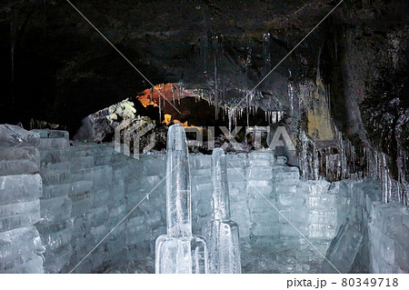 富岳風穴 ライトアップされた氷柱 山梨県 富士河口湖町 80349718