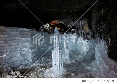 富岳風穴 ライトアップされた氷柱 山梨県 富士河口湖町 80349719