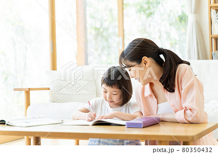 家族 リビング 勉強 小学生 80350432