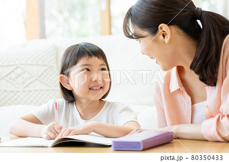 家族 リビング 勉強 小学生 80350433