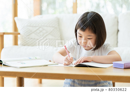 小学生 リビング 勉強 女の子 80350622