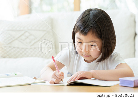 小学生 リビング 勉強 女の子 小学生 リビング 勉強 女の子 80350623