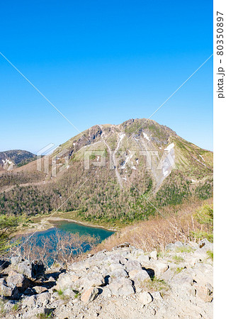 日光白根山登山：五色山山頂から日光白根山・五色沼の眺め 80350897