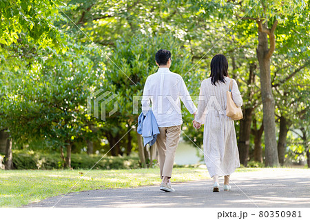 手をつないで歩くミドル夫婦の後ろ姿 手をつないで歩くミドル夫婦の後ろ姿 80350981