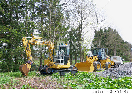 線路工事現場の重機 80351447