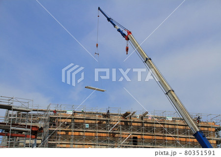 ビルの建設現場・クレーンと作業員(とび職) ビルの建設現場・クレーンと作業員(とび職) 80351591