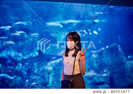 水族館デートで記念撮影する若いカップル 水族館デートで記念撮影する若いカップル 80351977