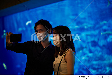 水族館デートで記念撮影する若いカップル 水族館デートで記念撮影する若いカップル 80351983