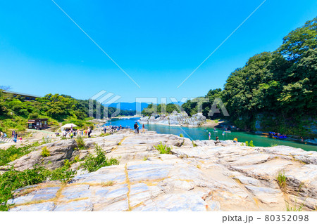 人々で賑わう夏の長瀞岩畳 人々で賑わう夏の長瀞岩畳 80352098