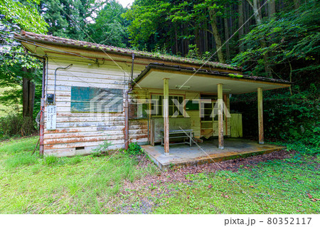 山の中の小さな廃校 80352117