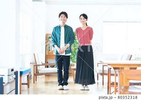 夫婦　カップル　家族　ライフスタイル　リビング 80352318