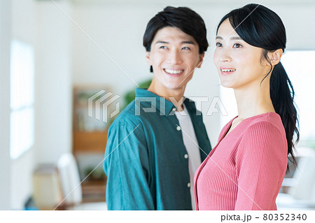夫婦　カップル　家族　ライフスタイル　リビング 80352340