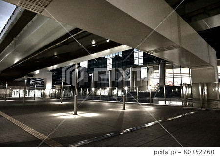 銀塩風カラー 輝く街 新交通システム「ゆりかもめ」軌道下遊歩道夕景 銀塩風カラー 輝く街 新交通システム「ゆりかもめ」軌道下遊歩道夕景 80352760