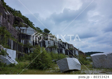 茨城県笠間「日本一の石切山脈」尊厳さを感じる、圧巻の切り立った稲田御影石の見事な景観(2) 茨城県笠間「日本一の石切山脈」尊厳さを感じる、圧巻の切り立った稲田御影石の見事な景観(2) 80353424