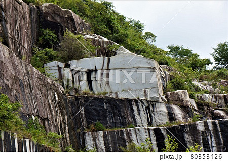 茨城県笠間「日本一の石切山脈」尊厳さを感じる、圧巻の切り立った稲田御影石の見事な景観(4) 80353426